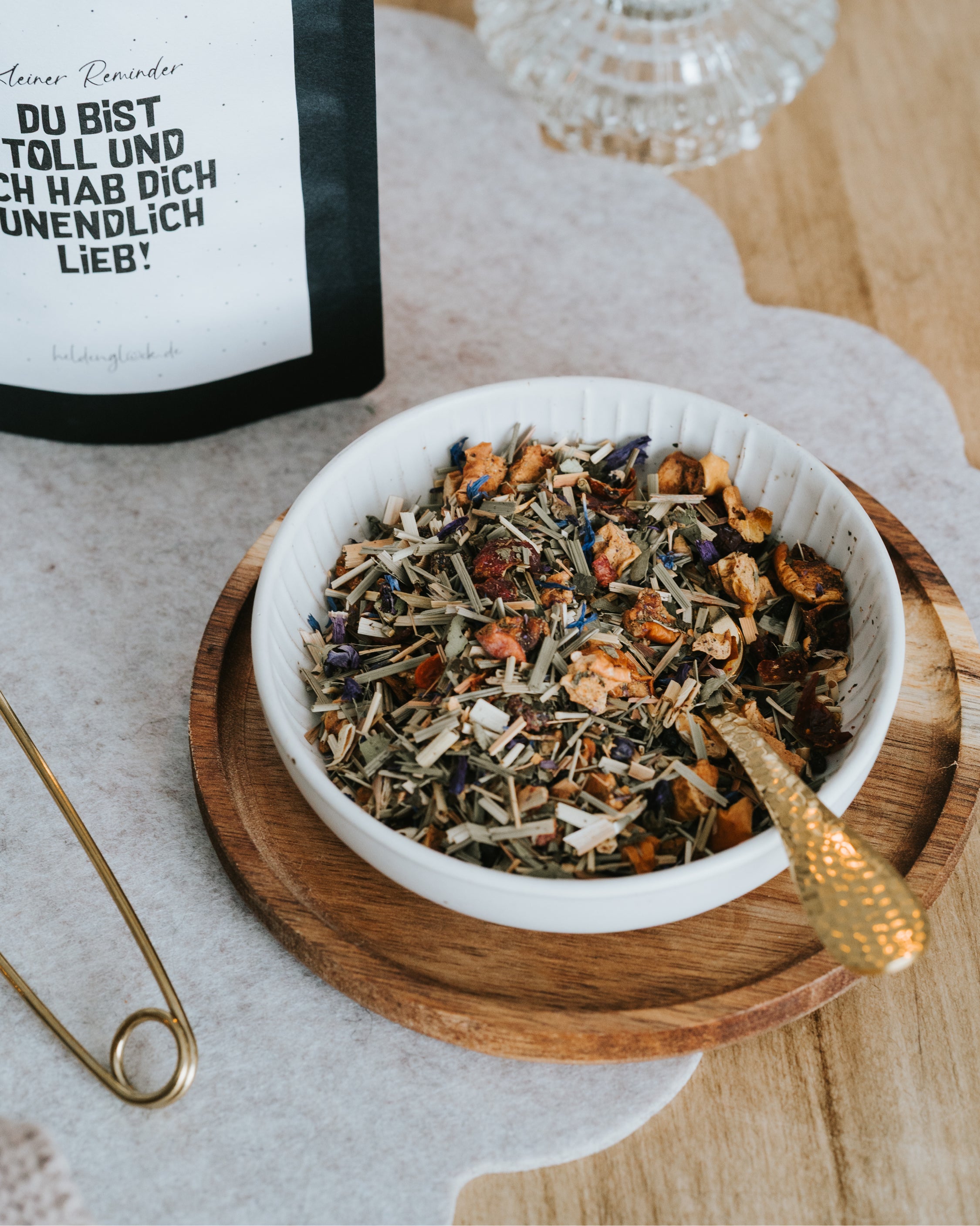 Früchtetee mit Blaubeere und Cassis – liebevolles Geschenk voller Wärme und Zuneigung