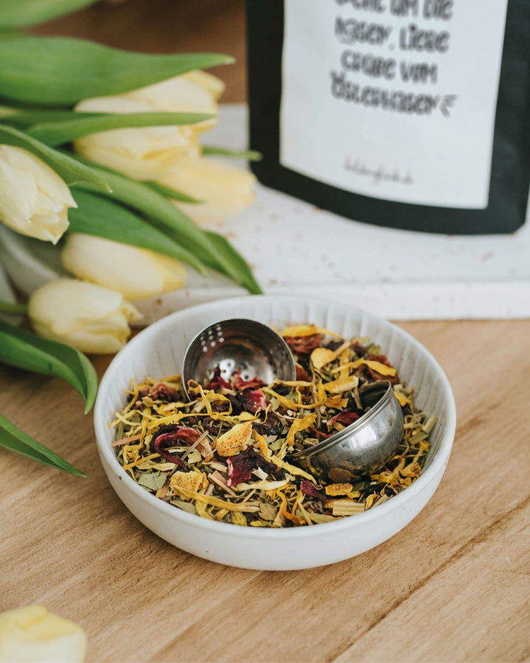 Tee als Ostergruß – blumig, fruchtig und mit Herz gestaltet