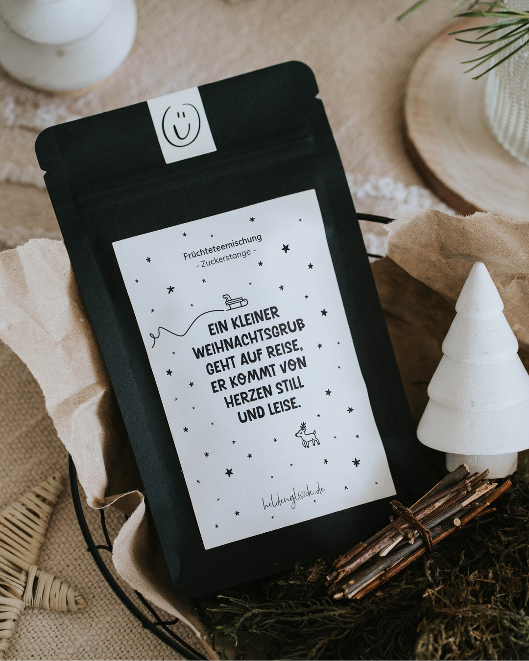 Festlicher Tee mit Spruch „Ein kleiner Weihnachtsgruß geht auf Reisen“