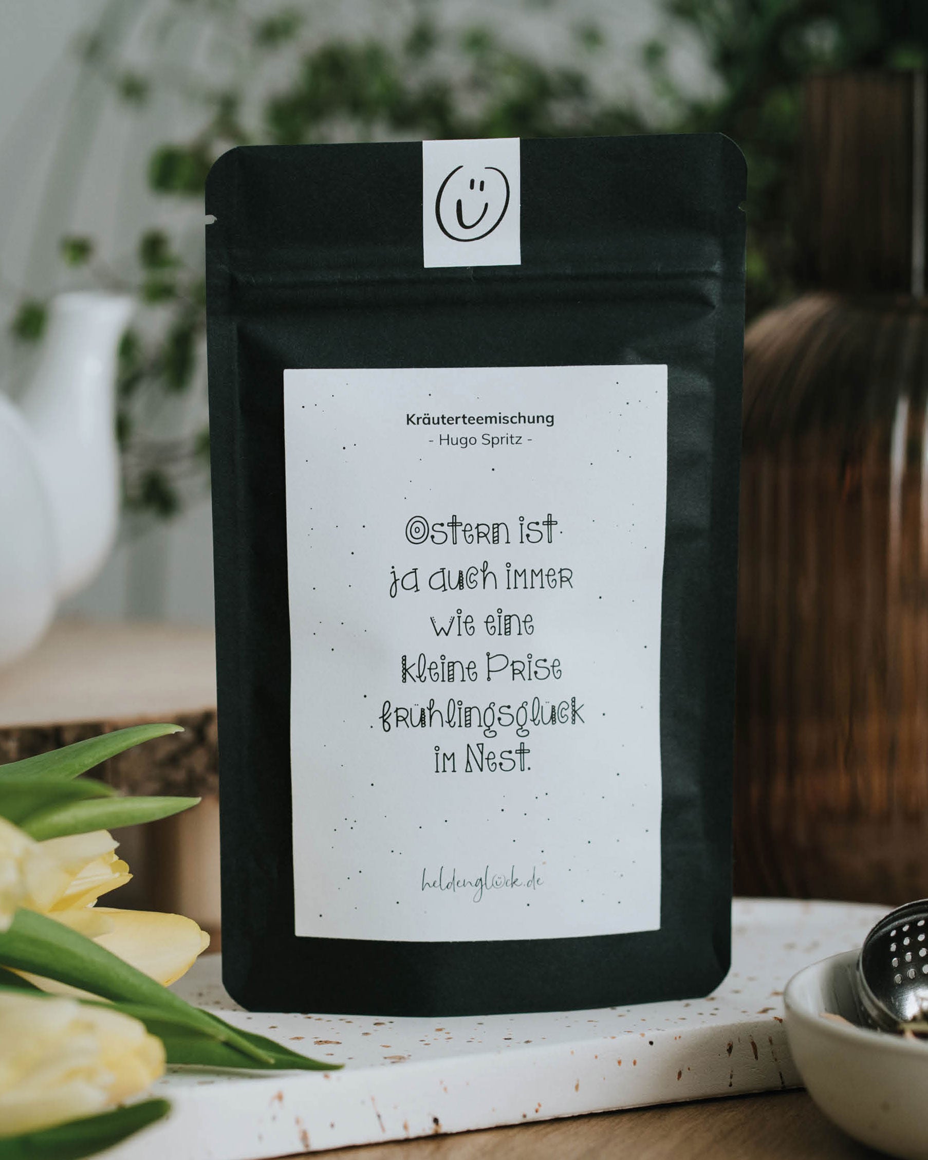 Tee mit Spruch oder Motiv Frühlingsglück in schwarz weiss