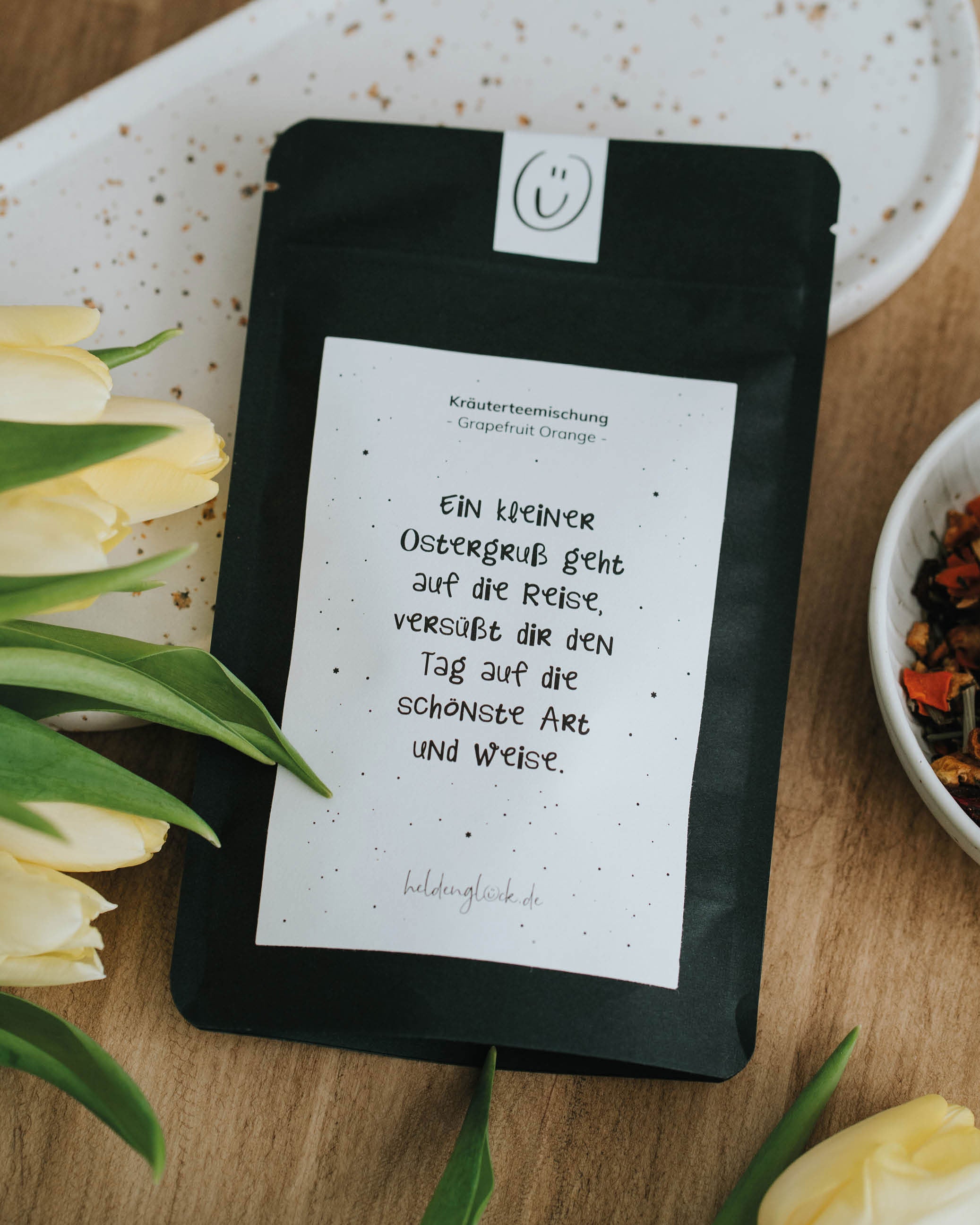 Tee mit Spruch oder Motiv Kleiner Ostergruß in schwarz weiss