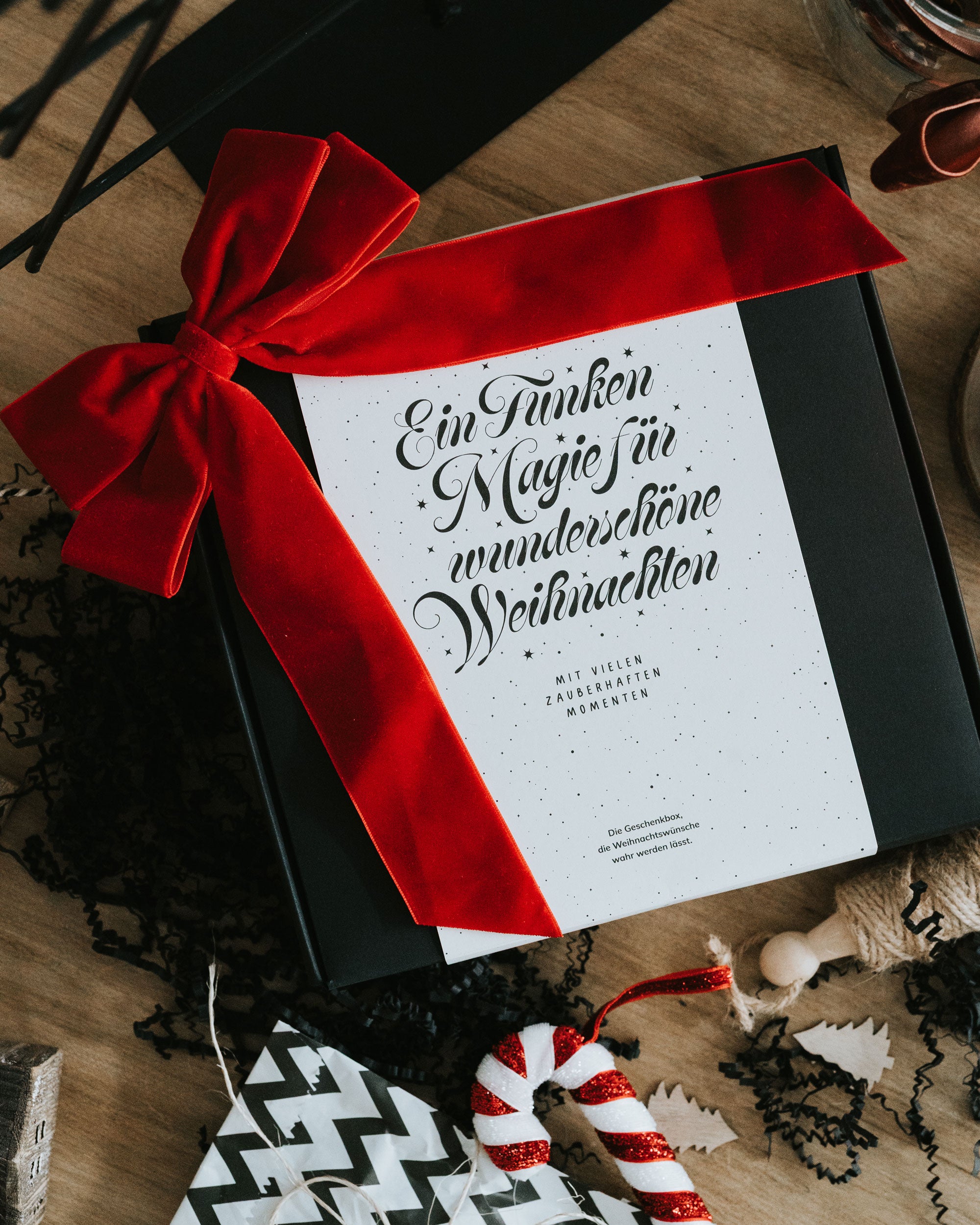 Festlich gestaltete Heldenglück Weihnachts-Geschenkbox – liebevoll verpackt mit nachhaltigen Materialien und Herz