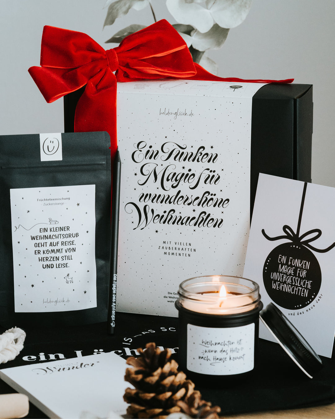 Weihnachts-Geschenkbox mit Kerze, Tee, Notizblock, Bleistift, Postkarte & Kalender – liebevoll zusammengestellt