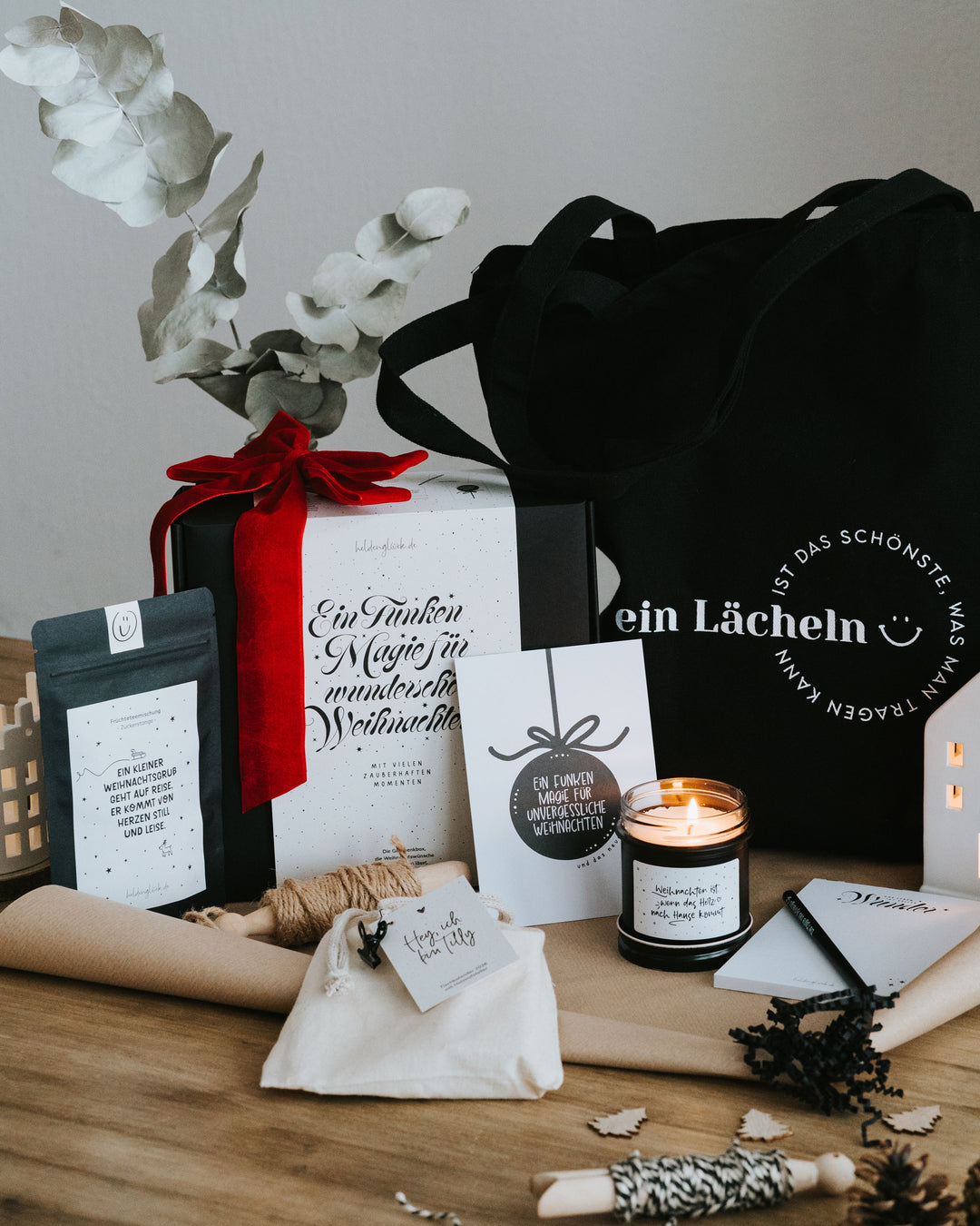 Übersicht der Heldenglück Weihnachtsbox – mit Kerze, Tee, Kalender, Notizblock, Bleistift und Postkarte