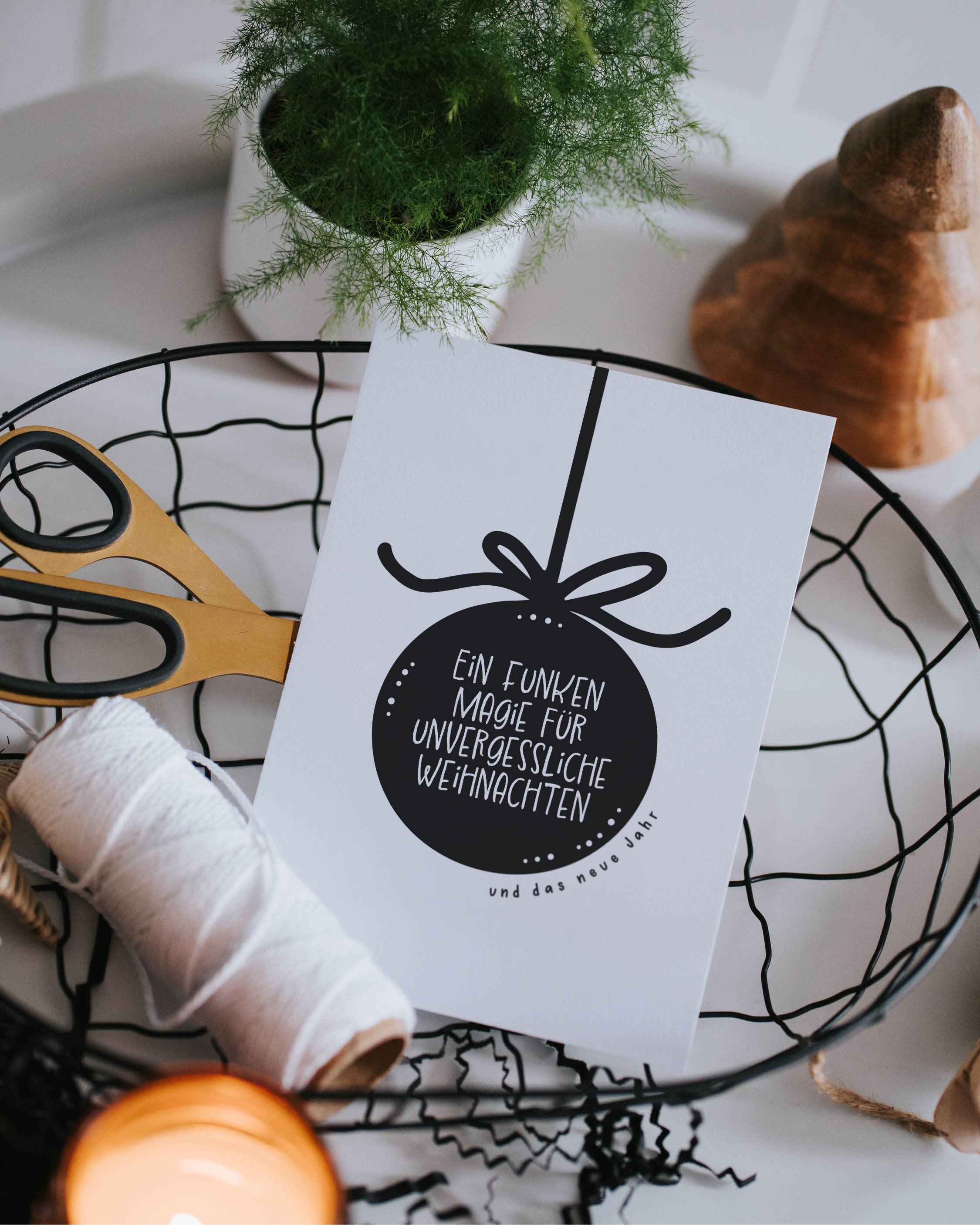 Schlichte Weihnachts-Postkarte mit festlichem Kugel-Design – stilvoller Gruß für Freund:innen und Familie.