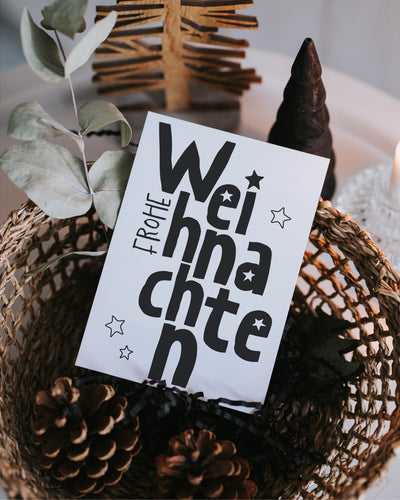Moderne Postkarte mit starkem Schriftzug – perfekter Weihnachtsgruß für Liebhaber klarer Gestaltung.