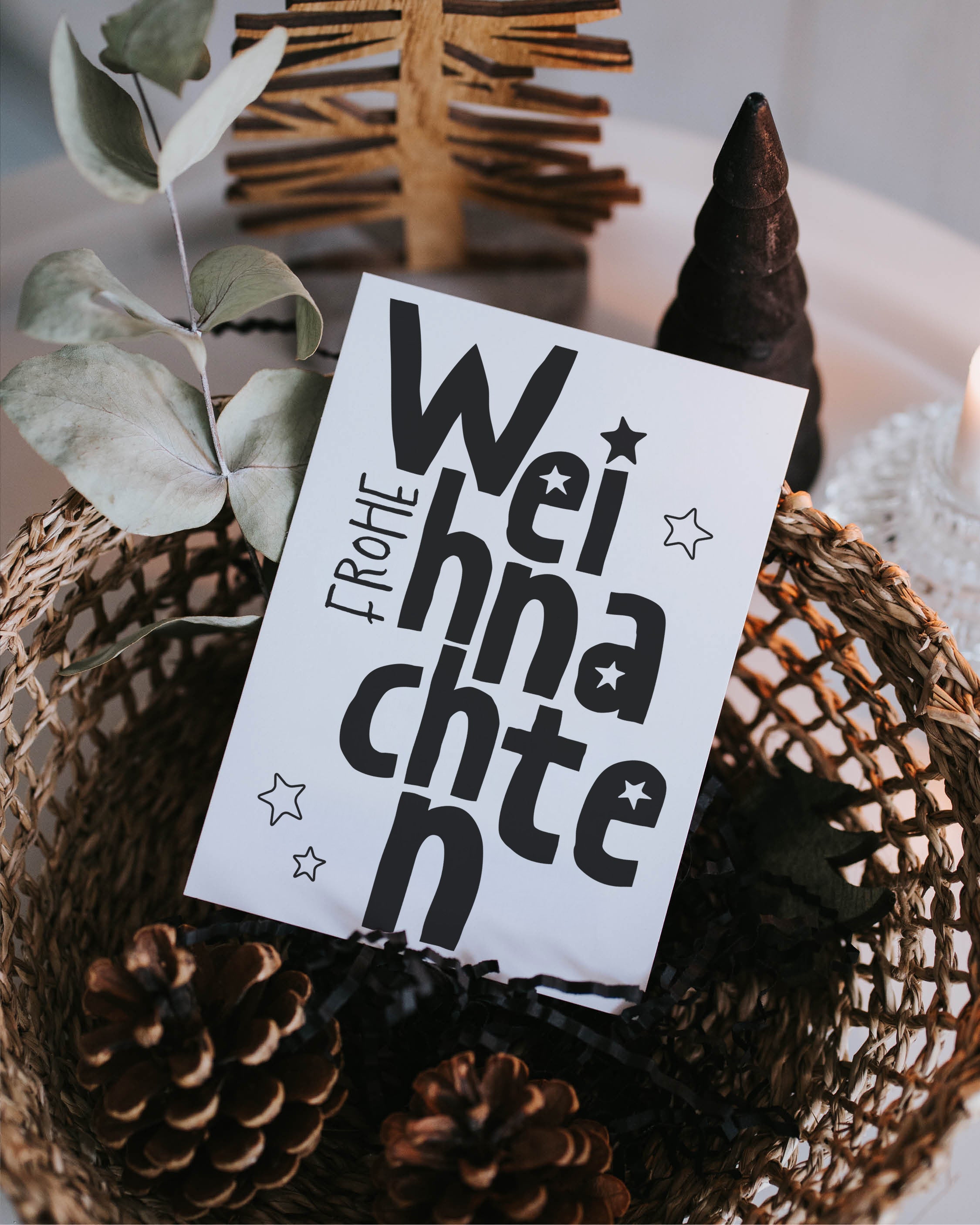 Moderne Postkarte mit starkem Schriftzug – perfekter Weihnachtsgruß für Liebhaber klarer Gestaltung.