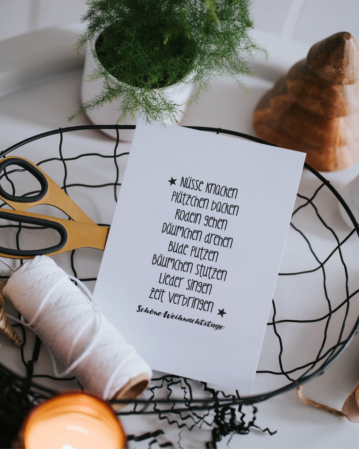 Humorvolle Weihnachts-Postkarte mit liebevollem Reim – leichter, sympathischer Gruß für Freund:innen und Familie.