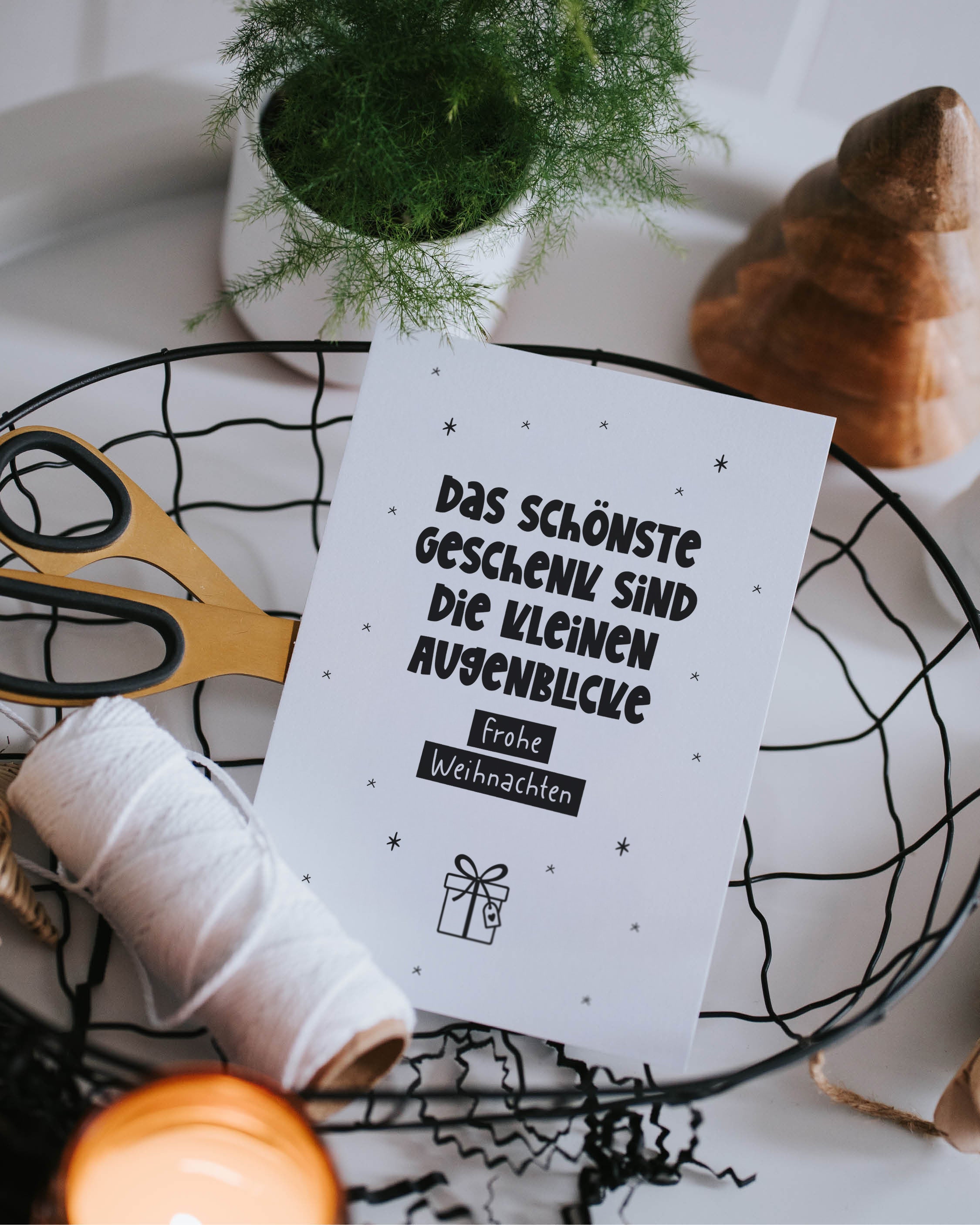 Schlichte Weihnachts-Postkarte mit feinem Geschenk-Detail – ruhiger Gruß für Herzensmenschen zur Weihnachtszeit.