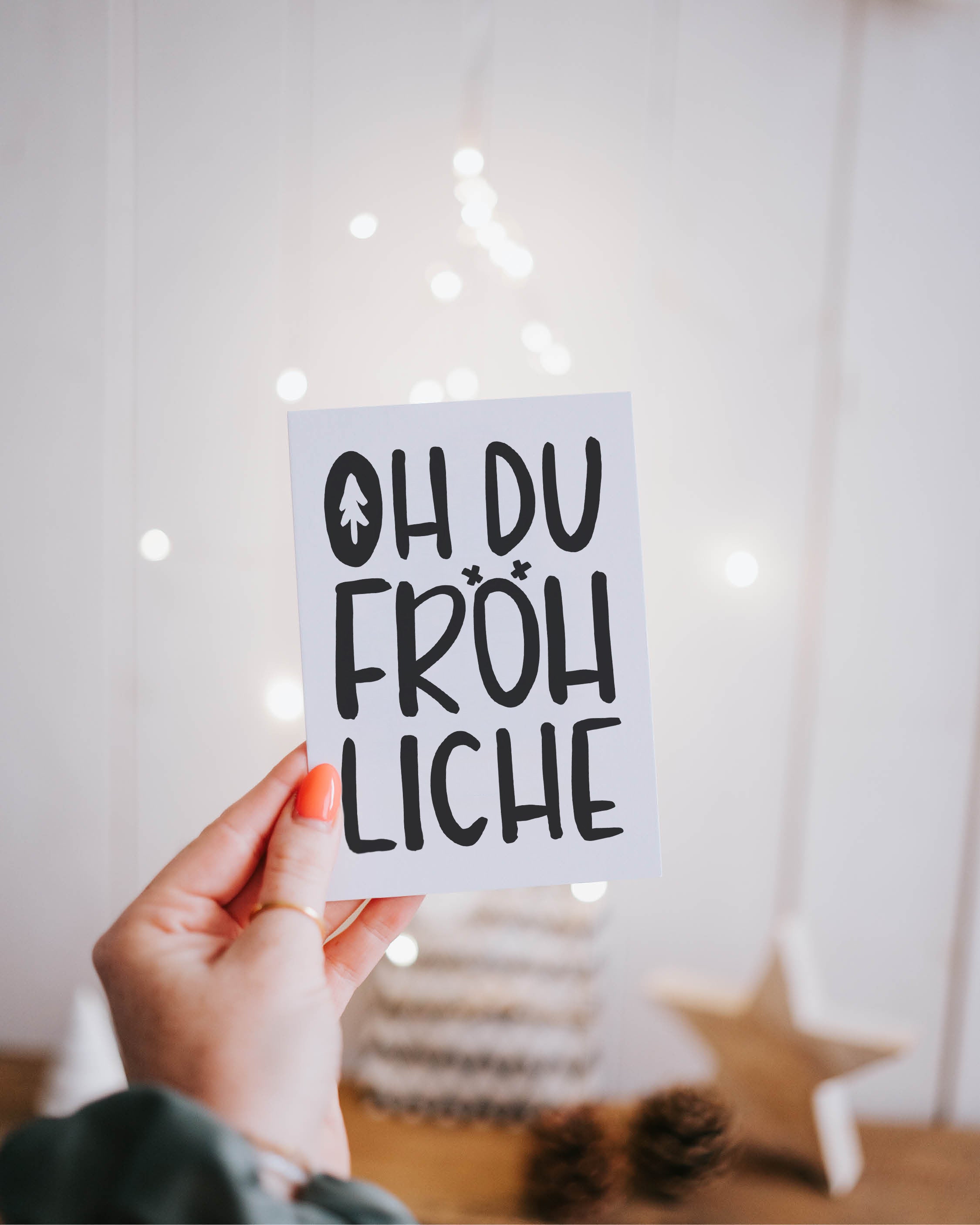Zeitlose Weihnachtskarte mit typografischem Design – eleganter Gruß im reduzierten Stil.