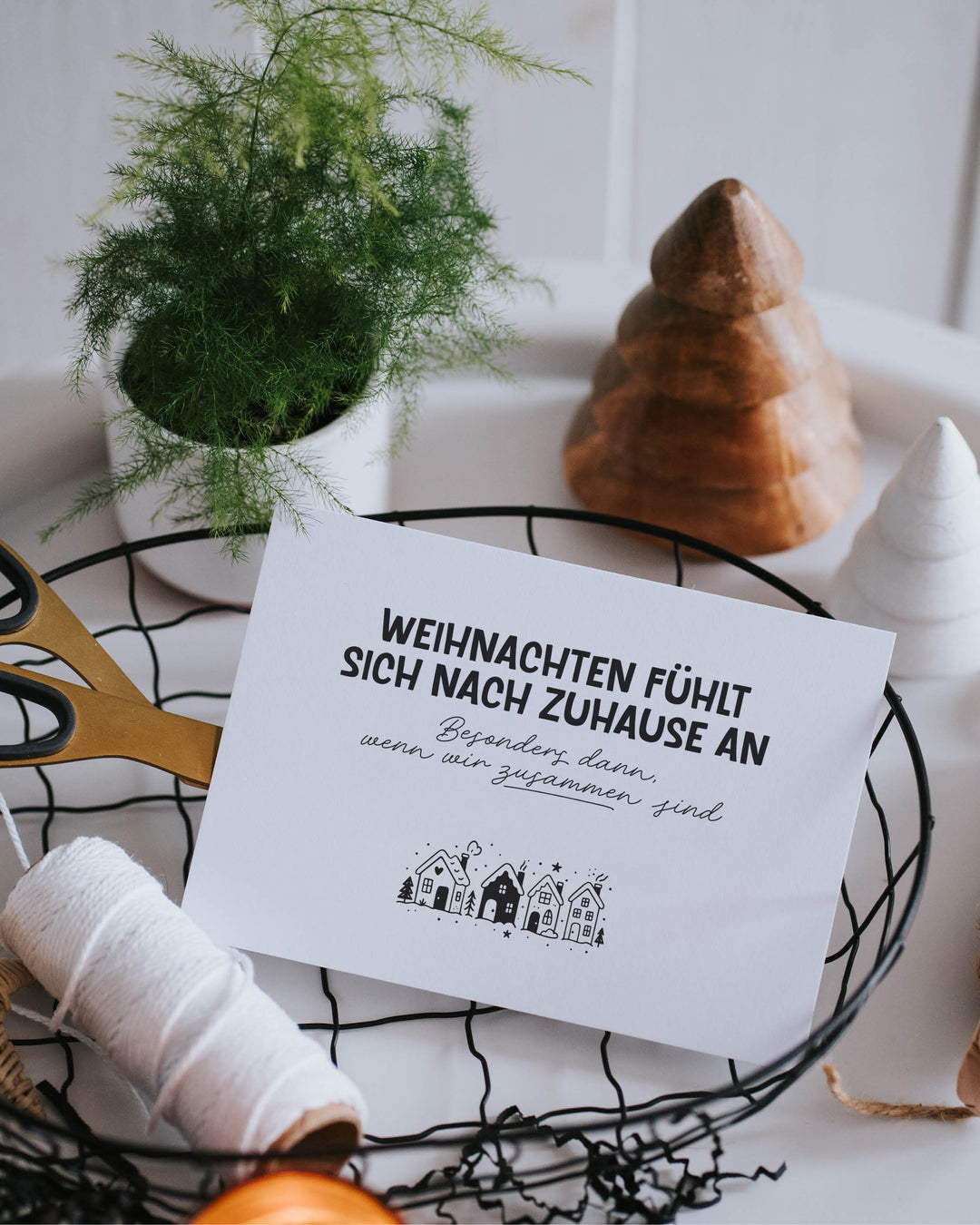 Schlichte Weihnachts-Postkarte mit warmem Spruch – perfekt für Menschen, die Weihnachten im Herzen tragen.
