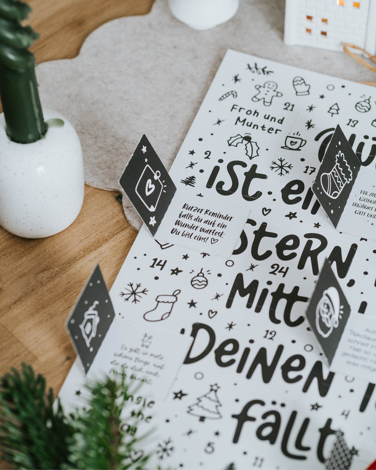 Weihnachtskalender mit Zitaten, Schwarz-Weiß-Design und einem versteckten 10 € Gutschein.