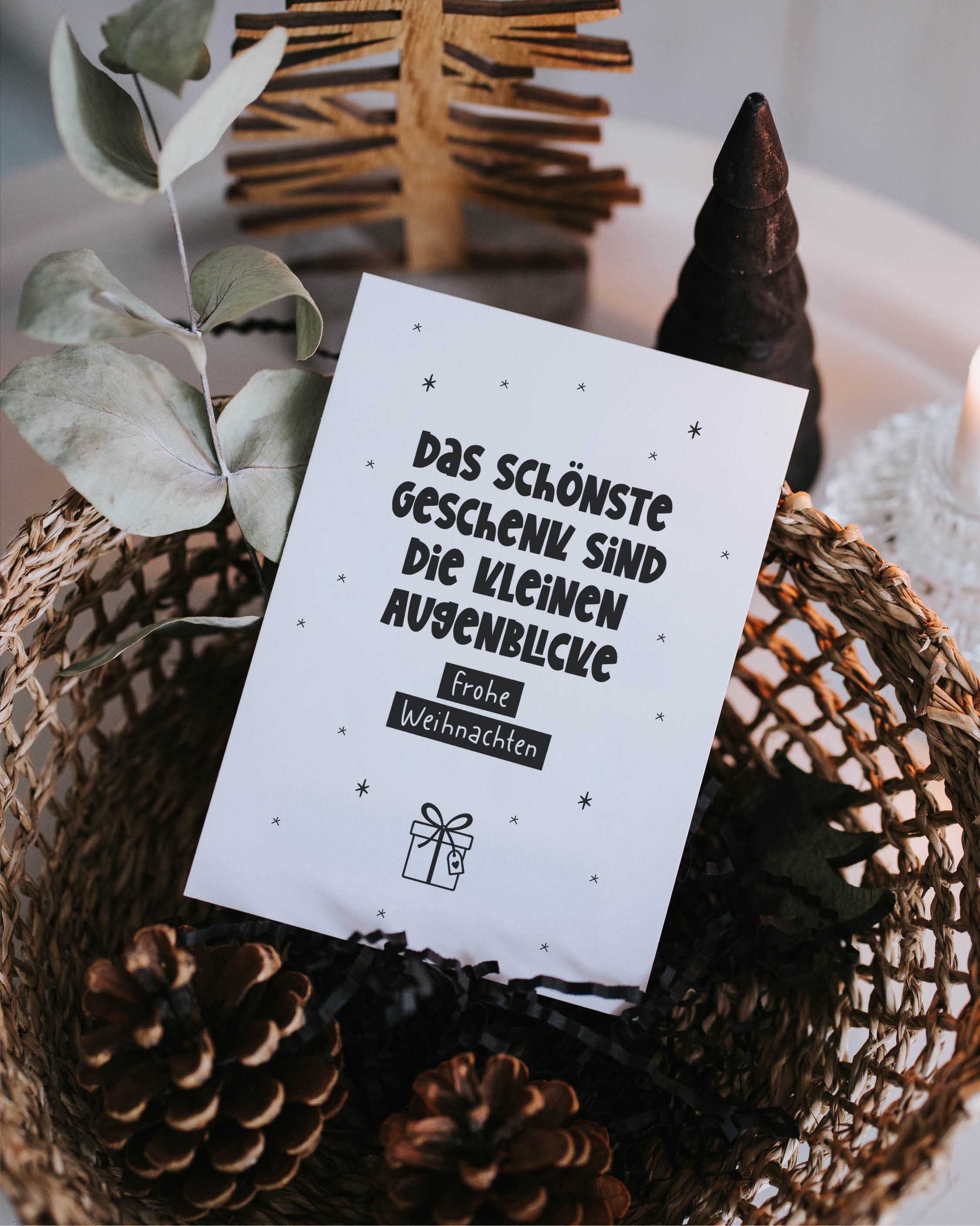 Moderne Weihnachtskarte mit zartem Spruch – erinnert daran, dass die schönsten Geschenke echte Momente sind.