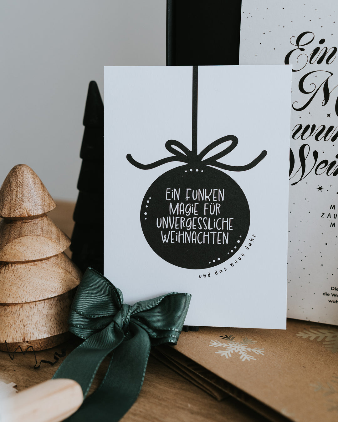 Elegante Weihnachtskarte mit grafischer Kugel und festlichem Spruch – liebevoll gestaltet für stilvolle Weihnachtsgrüße