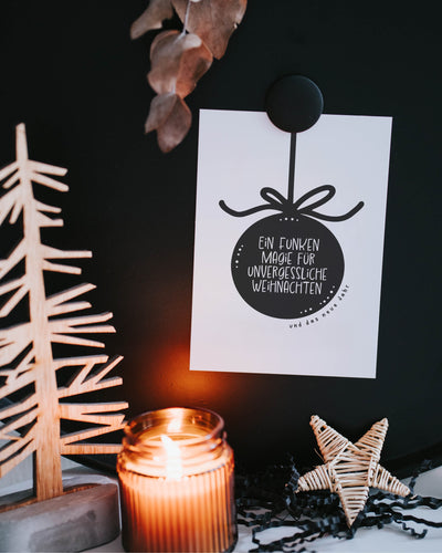 Weihnachtskarte mit Spruch „Ein Funken Magie“ – modernes, elegantes Design mit stilisierter Weihnachtskugel.