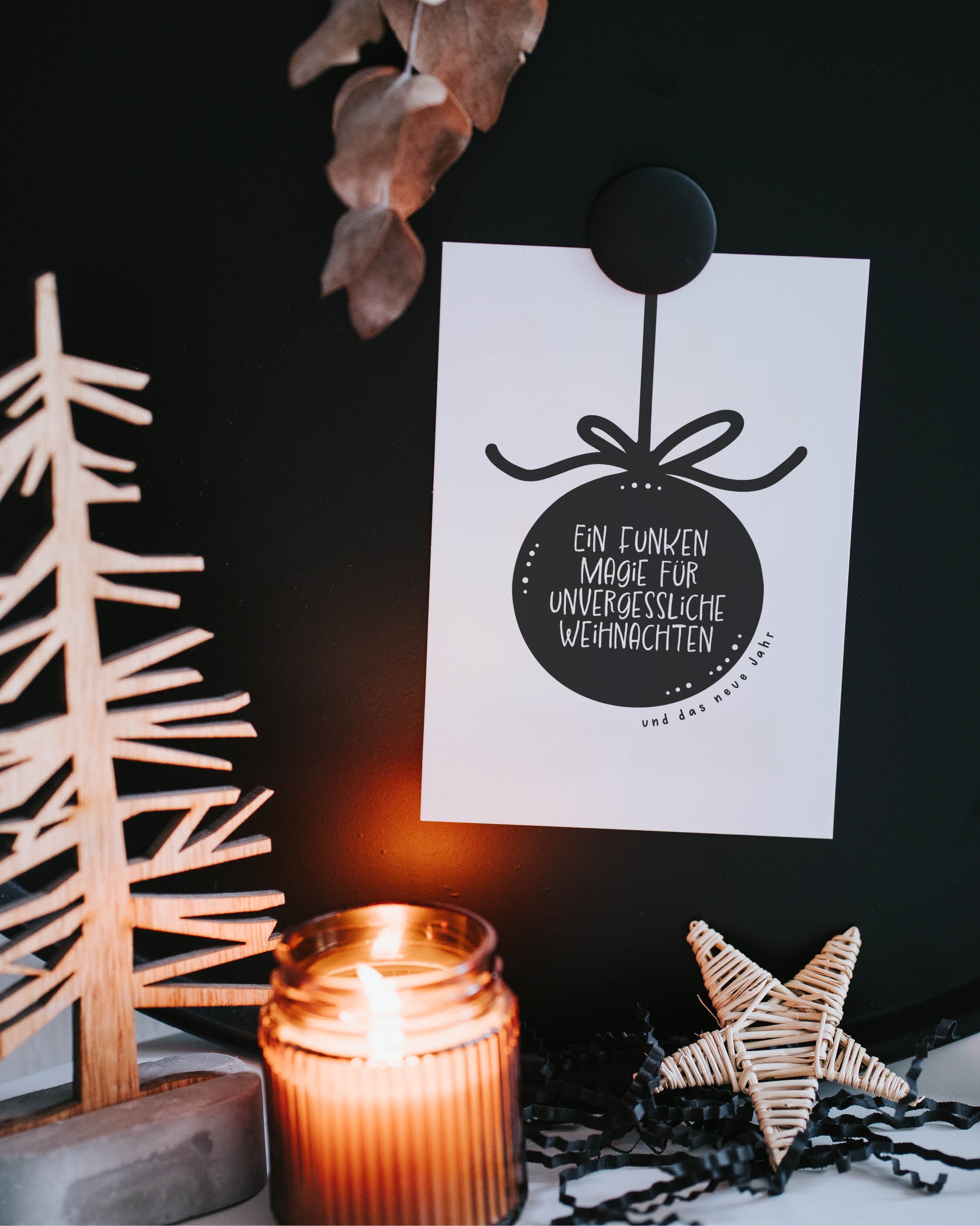 Weihnachtskarte mit Spruch „Ein Funken Magie“ – modernes, elegantes Design mit stilisierter Weihnachtskugel.