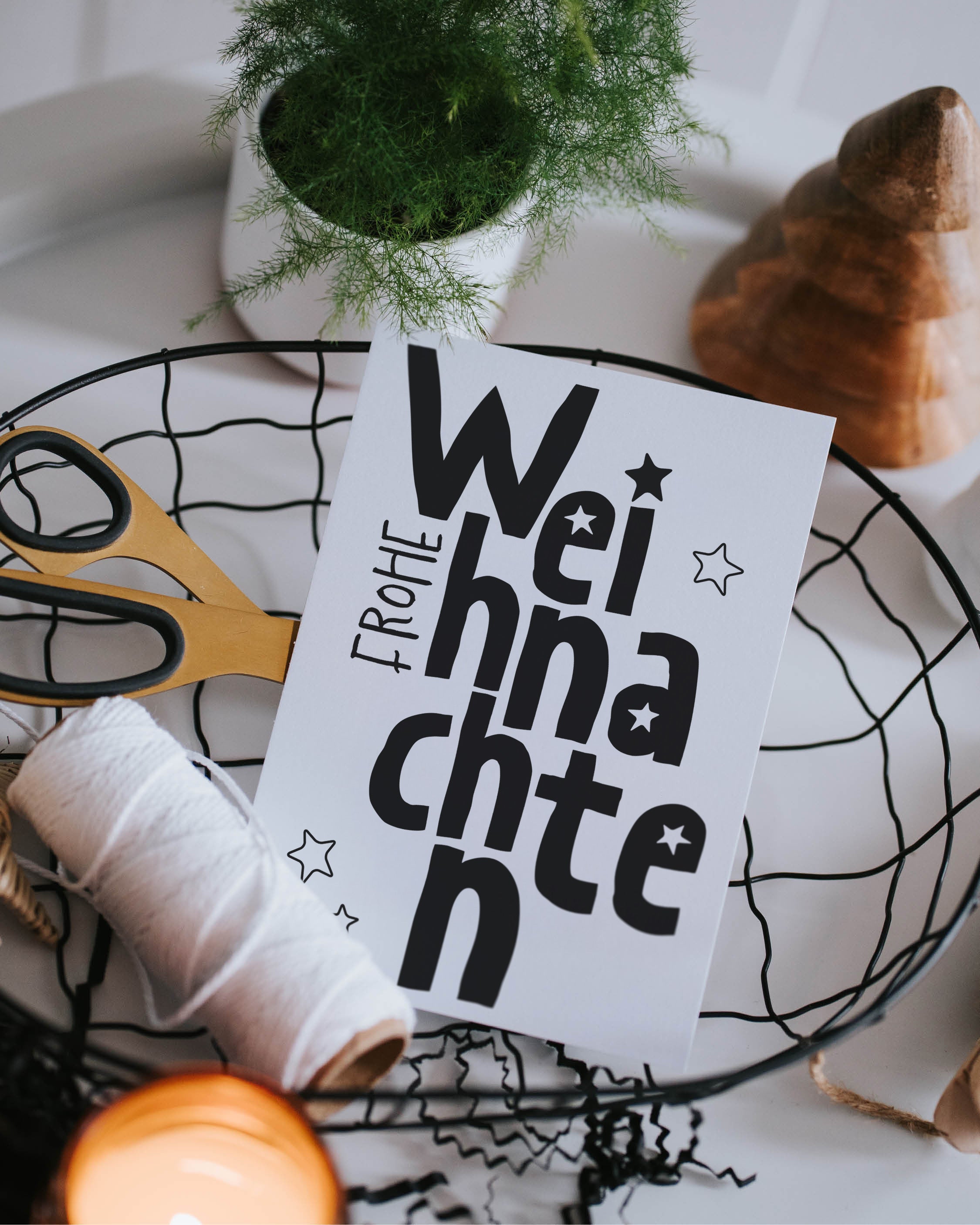 Minimalistische Weihnachtskarte mit klarer Typografie – stilvoller Gruß für Freund:innen, Familie oder Kolleg:innen.