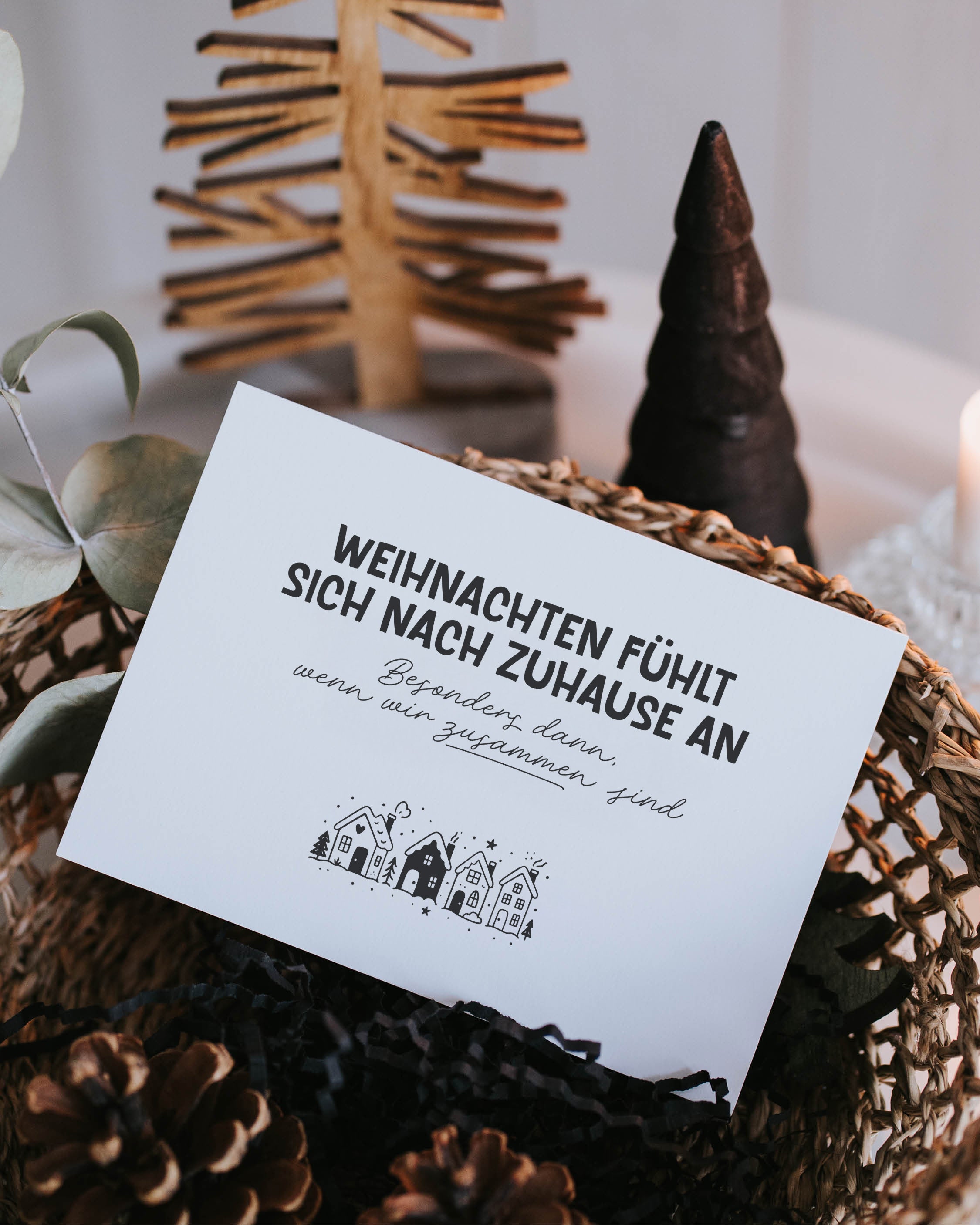 Moderne Weihnachtskarte mit feiner Typografie – liebevolle Geste für Familie, Freund:innen oder Partner:innen.