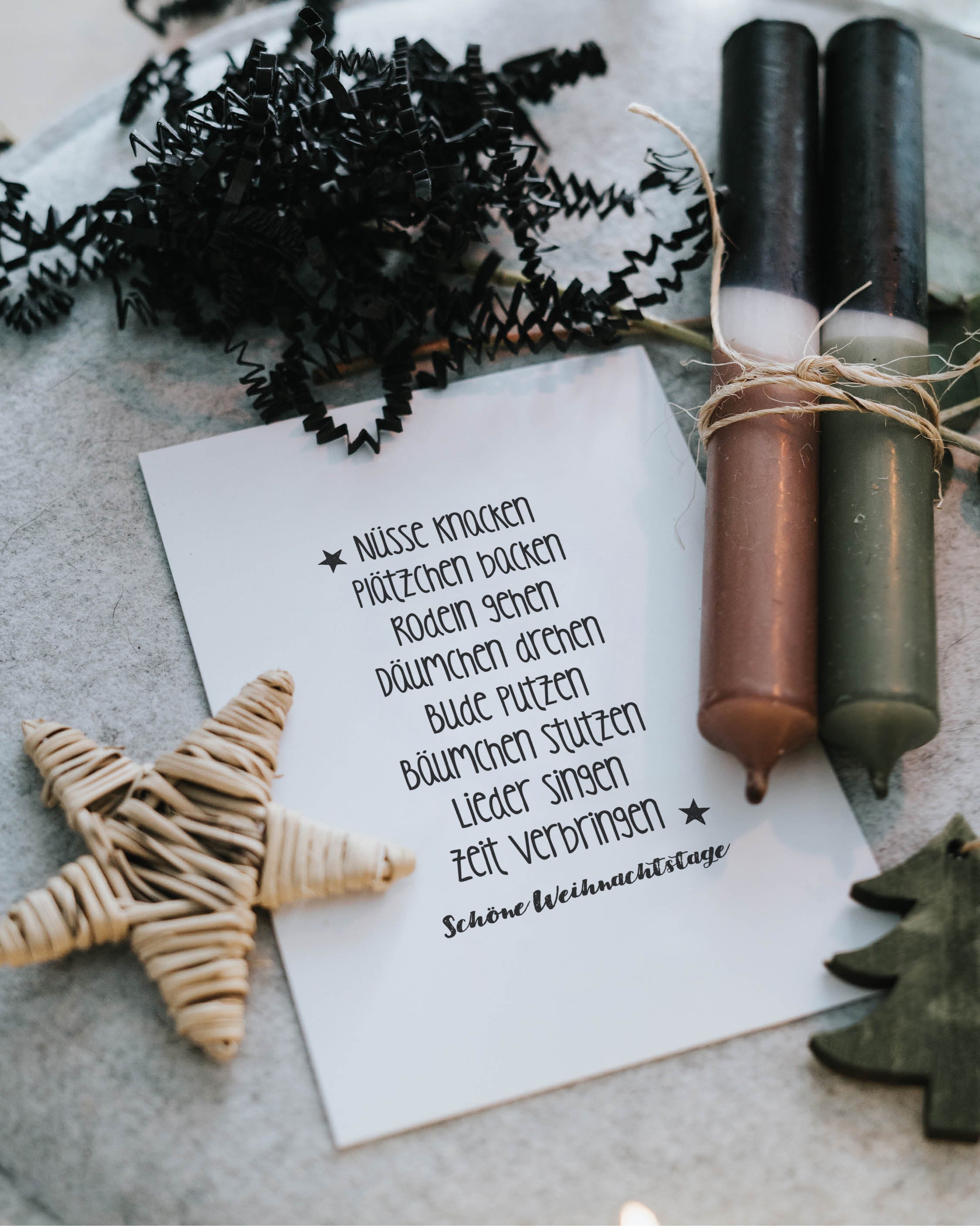 Weihnachtskarte mit liebevollem Reim und modernem Design – kleine Geste, die Freude und Leichtigkeit schenkt.