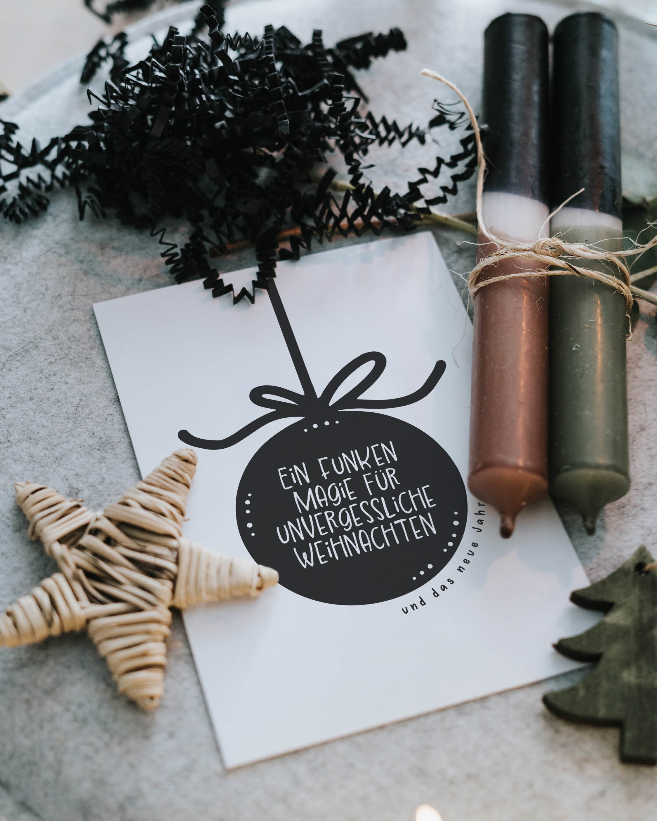 Gefühlvolle Weihnachtskarte mit modernem Kugel-Design – bringt einen Funken Magie in die Weihnachtszeit.