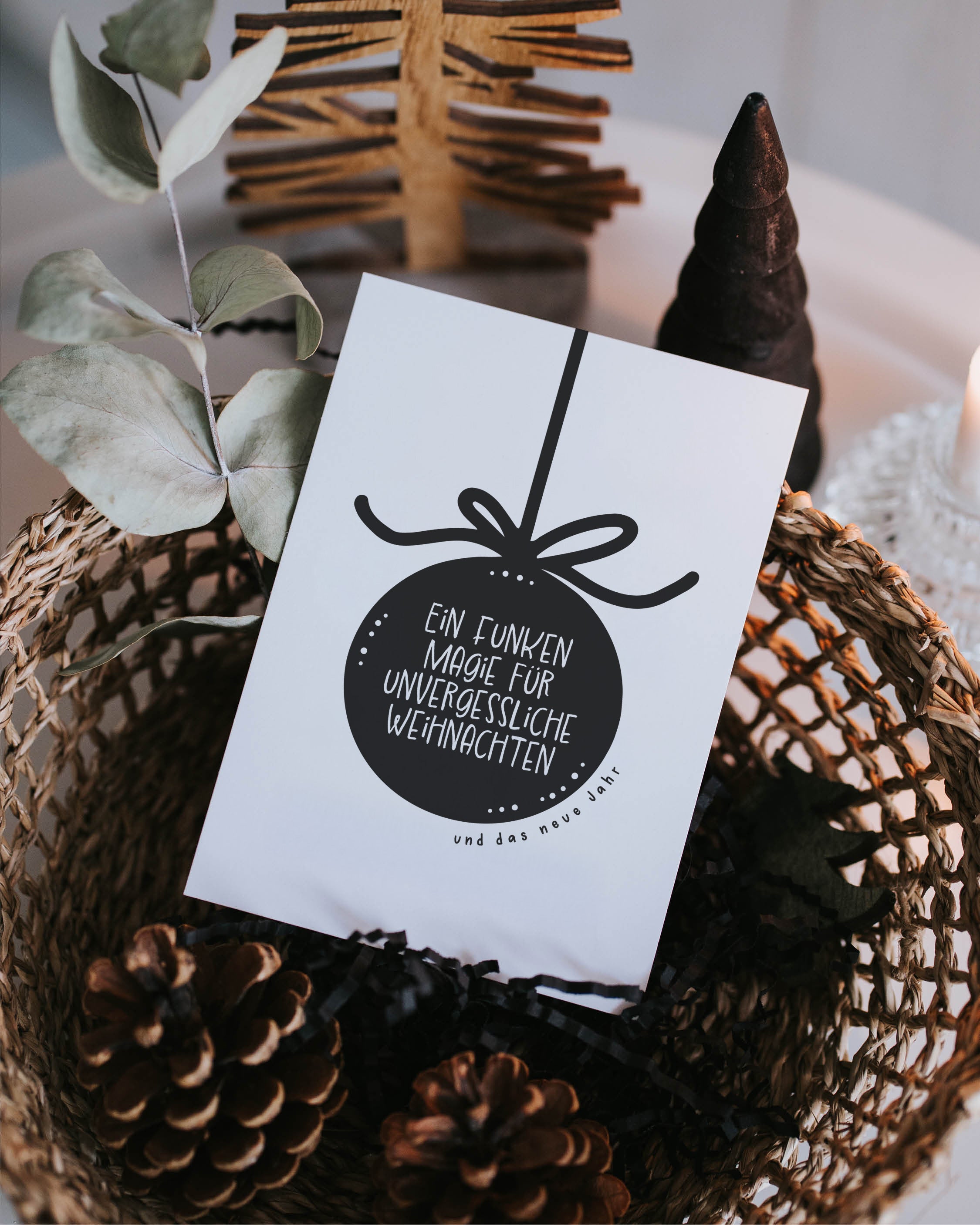 Minimalistische Karte mit Weihnachtsspruch im Kugelmotiv – perfekte Kombination aus Design und Gefühl.