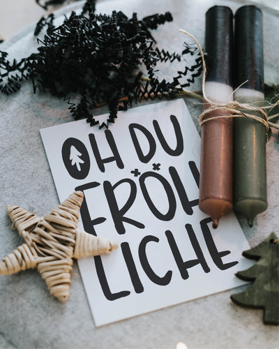 Edle Weihnachtskarte mit klarer Typografie – bringt klassische Weihnachtsstimmung auf moderne, stilvolle Weise.