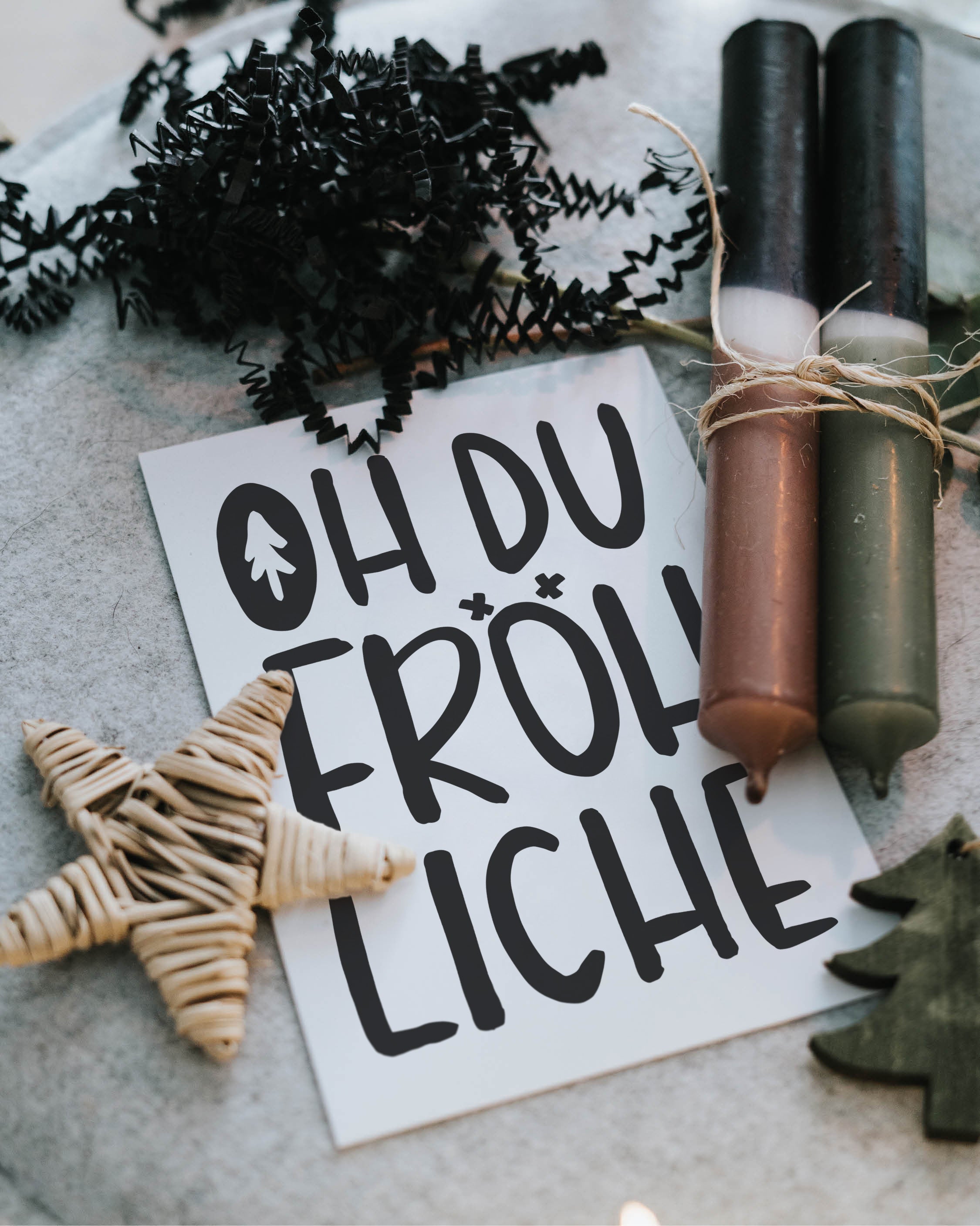 Edle Weihnachtskarte mit klarer Typografie – bringt klassische Weihnachtsstimmung auf moderne, stilvolle Weise.