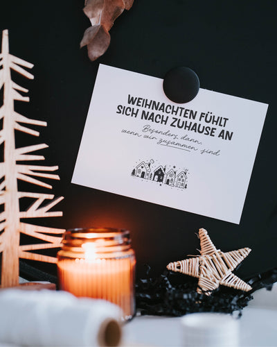 Weihnachtskarte mit Spruch „Zuhause ist, wo wir zusammen sind“ – liebevoller Gruß über Nähe, Geborgenheit und Miteinander.