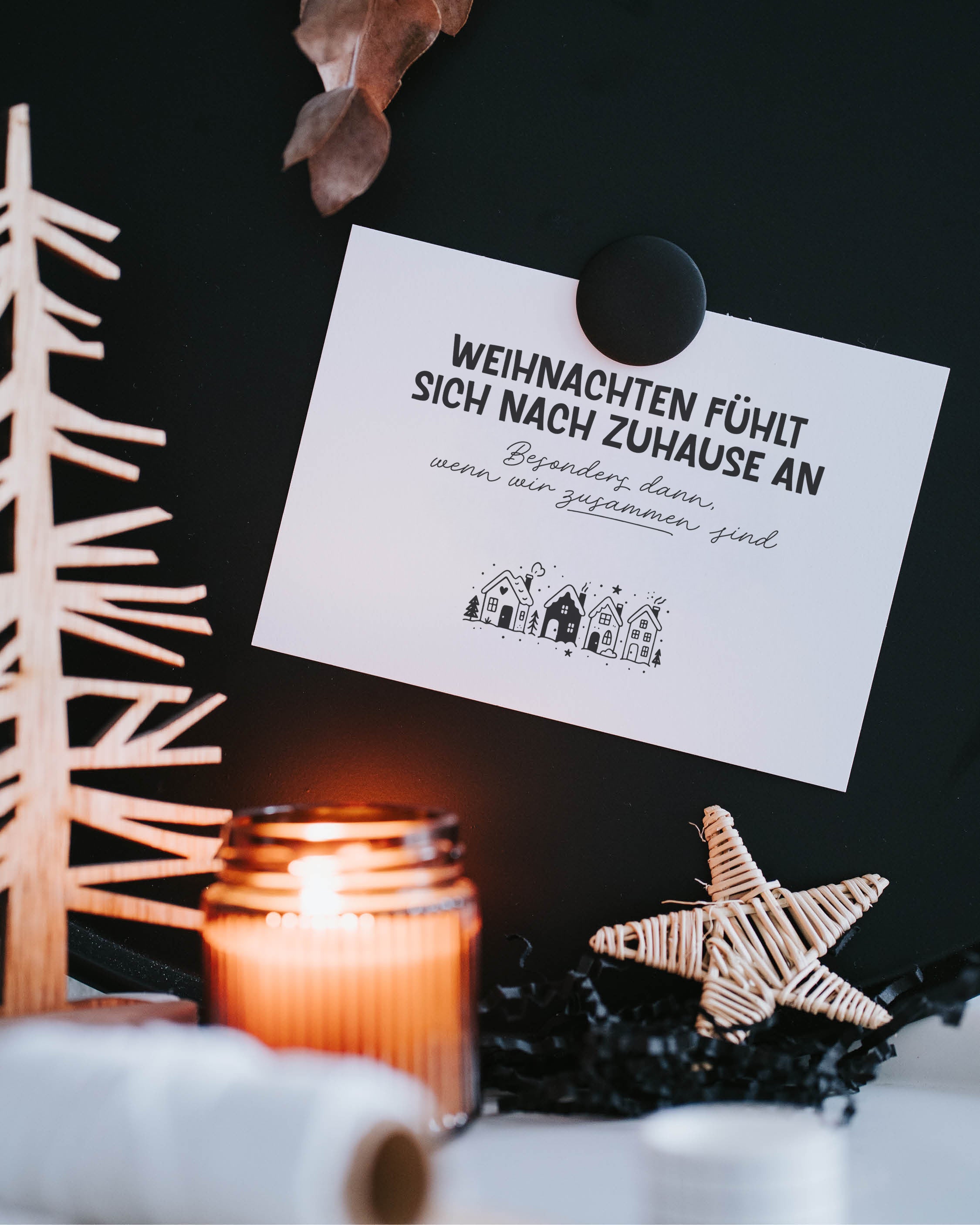 Weihnachtskarte mit Spruch „Zuhause ist, wo wir zusammen sind“ – liebevoller Gruß über Nähe, Geborgenheit und Miteinander.