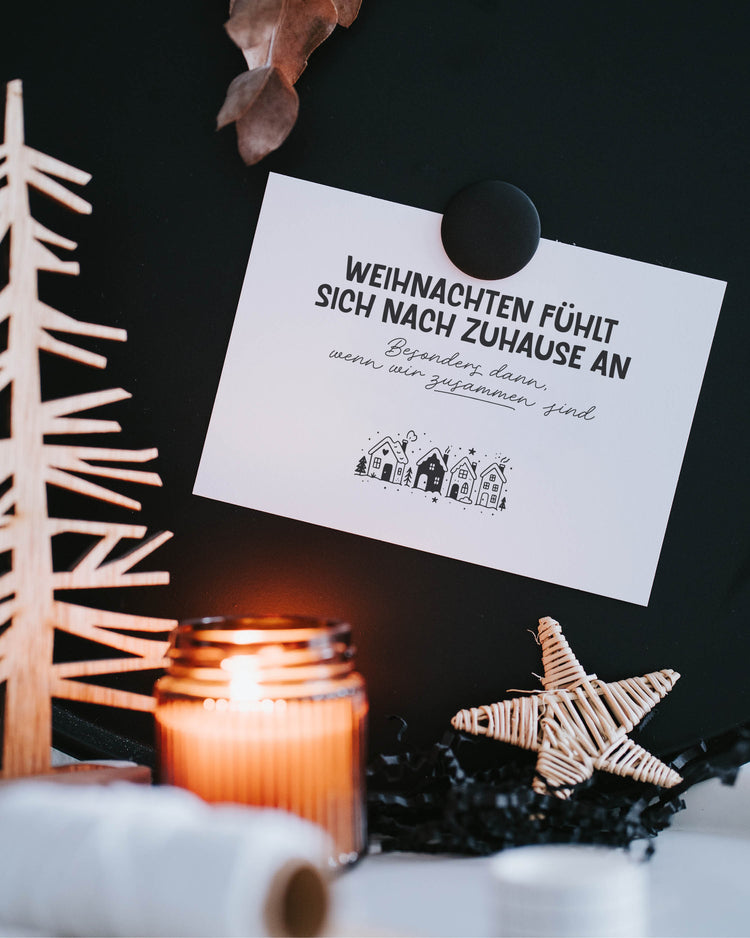Weihnachtskarte mit Spruch „Zuhause ist, wo wir zusammen sind“ – liebevoller Gruß über Nähe, Geborgenheit und Miteinander.