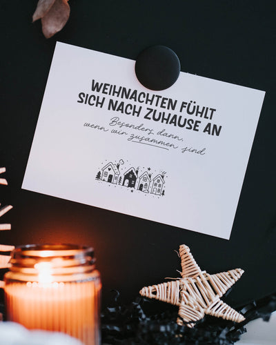 Weihnachtskarte mit Spruch „Zuhause ist, wo wir zusammen sind“ – liebevoller Gruß über Nähe und Verbundenheit
