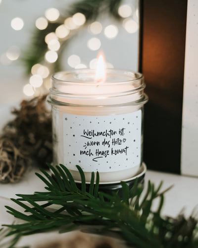 Weihnachtskerze, die Wärme ins Zuhause bringt – mit Botschaft für Herzmenschen.