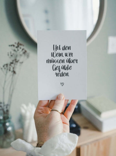 Postkarte mit Spruch oder Motiv Hol den Wein in schwarz weiss