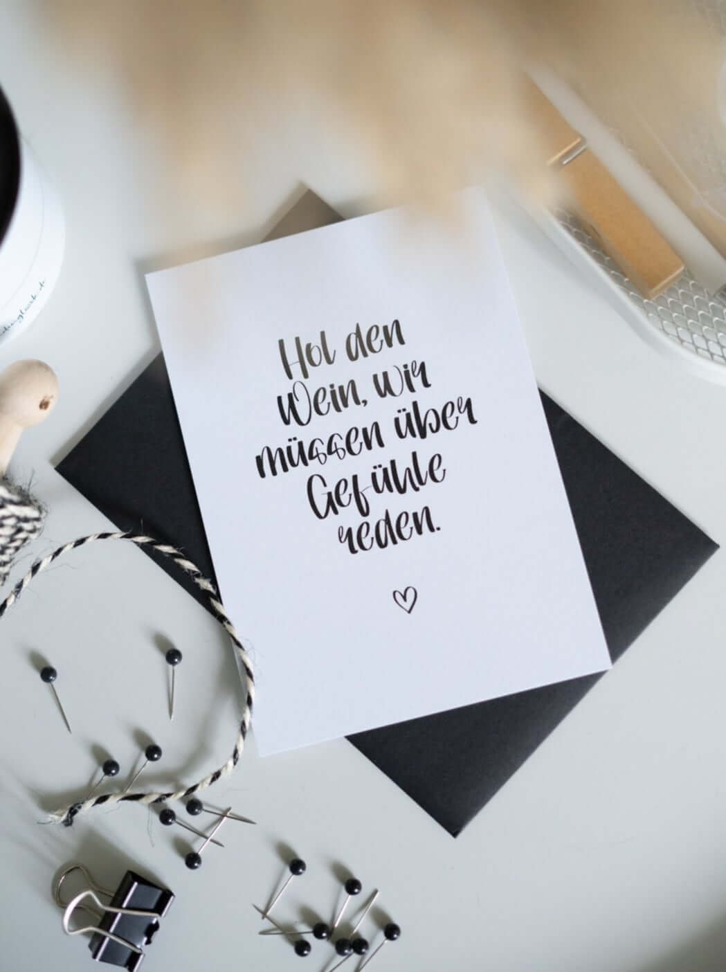 Postkarte mit Spruch oder Motiv Hol den Wein in schwarz weiss