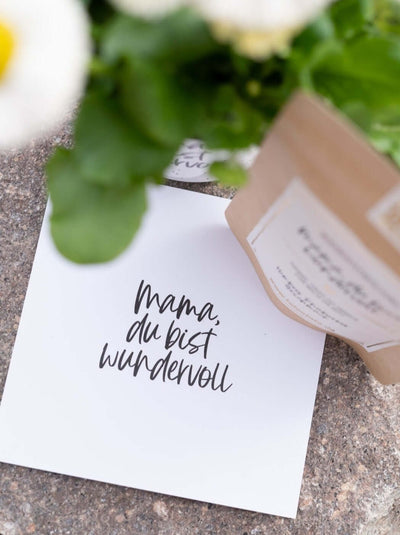 Postkarte mit Spruch und motiv Mama du bist wundervoll in schwarz weiss