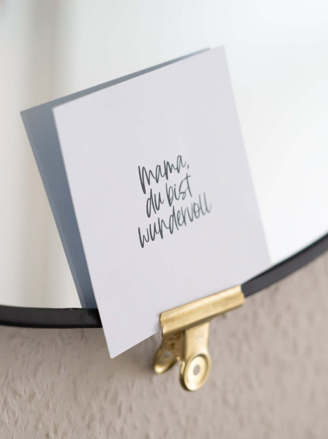 Postkarte mit Spruch und motiv Mama du bist wundervoll in schwarz weiss