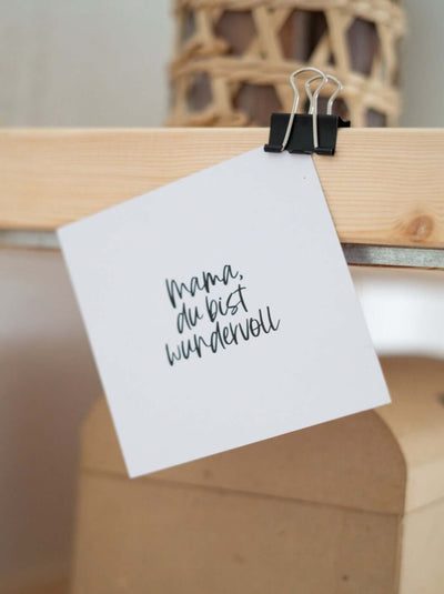 Postkarte mit Spruch und motiv Mama du bist wundervoll in schwarz weiss