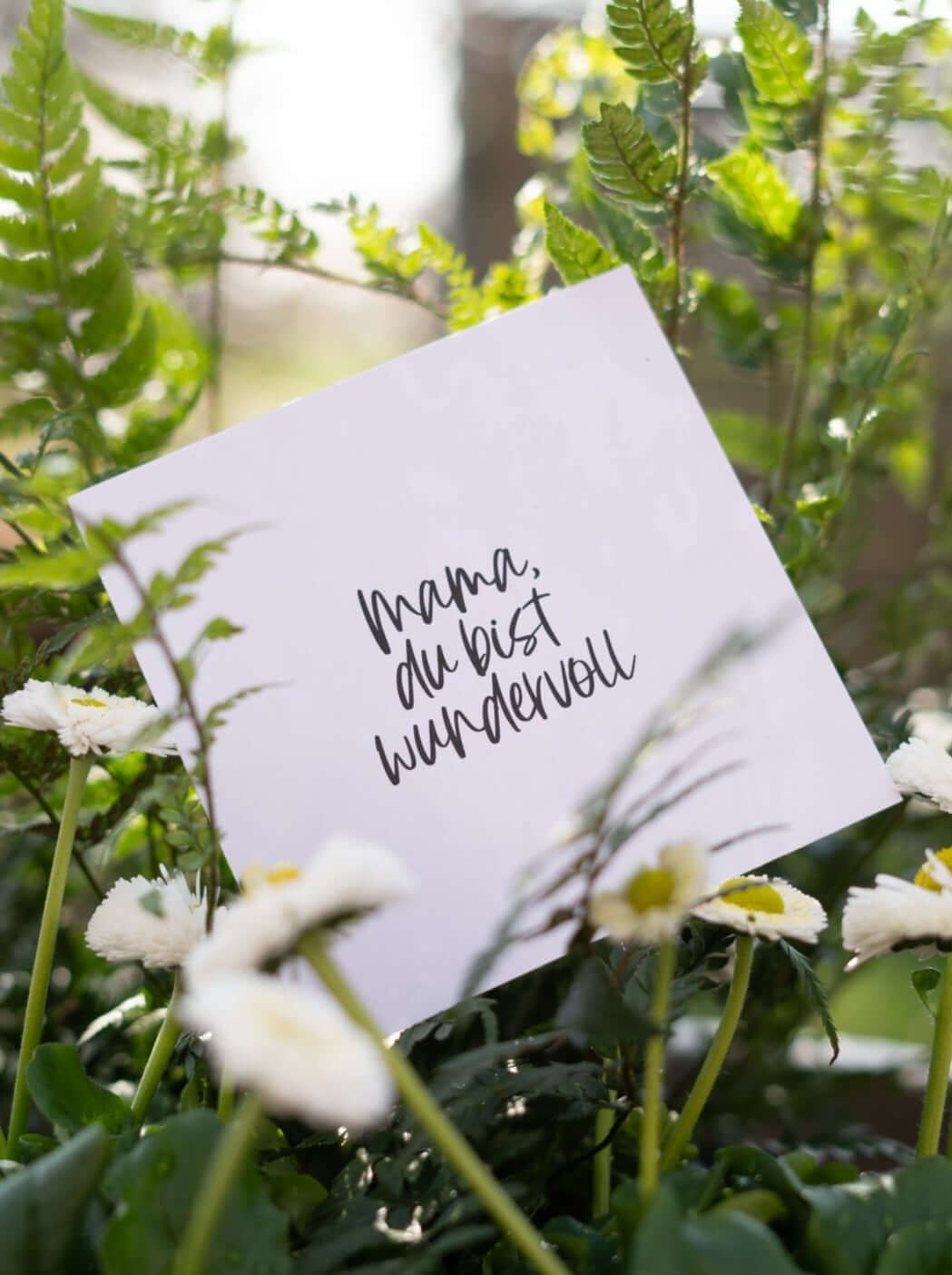 Postkarte mit Spruch und motiv Mama du bist wundervoll in schwarz weiss
