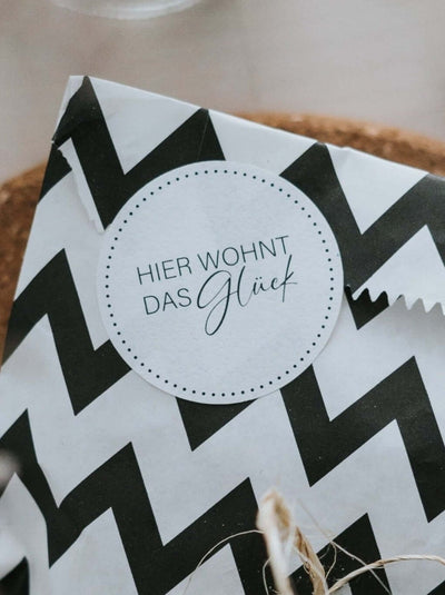 Geschenke, die Glück bringen – „Hier wohnt das Glück“-Sticker