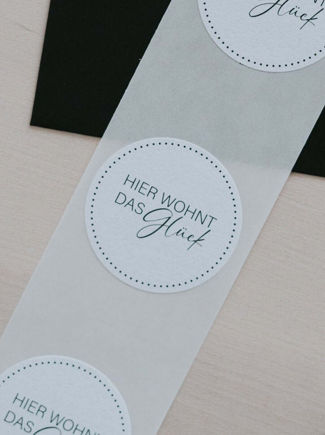 Geschenke, die Glück bringen – „Hier wohnt das Glück“-Sticker