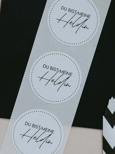 Geschenke für Heldinnen – „Meine Heldin“-Sticker für starke Frauen
