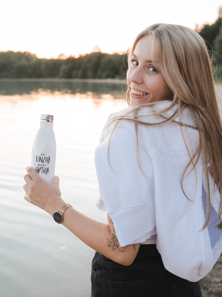 Thermoflasche mit Spruch oder Motiv Einzigartig in schwarz weiss