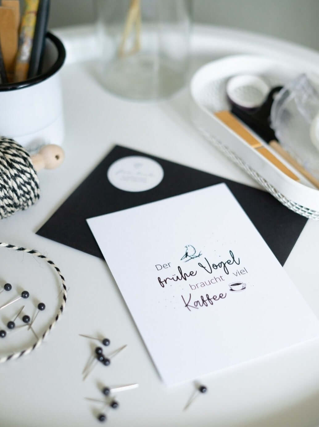 Postkarte mit Spruch und motiv Der frühe Vogel in schwarz weiss