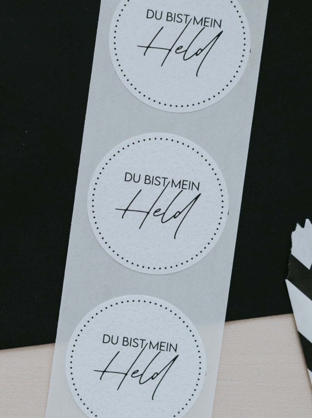 Geschenke für echte Helden – „Mein Held“-Sticker mit Herz & Stil