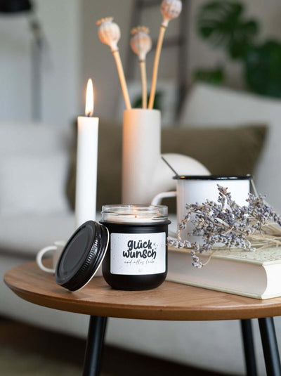 Geburtstagskerze mit Spruch „Glückwunsch und alles Liebe" im minimalistischen Design