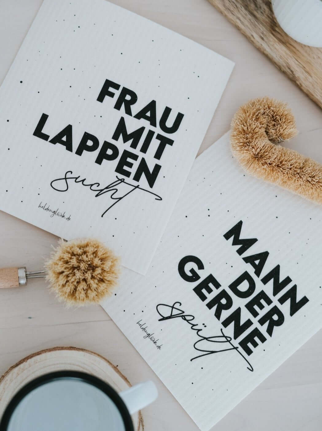 Lustige Schwammtücher im 2er-Set mit „Frau sucht …"-Spruch von Heldenglück