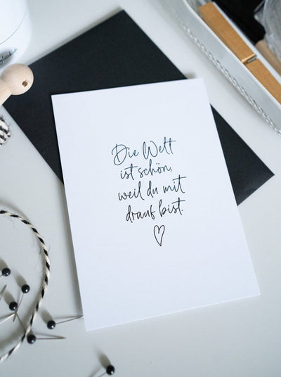Postkarte mit Spruch und motiv Die Welt ist schön in schwarz weiss