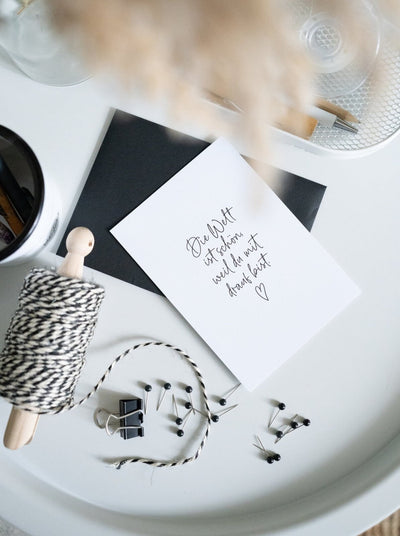 Postkarte mit Spruch und motiv Die Welt ist schön in schwarz weiss