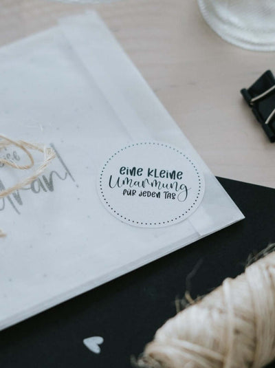Geschenke mit Herz – „Kleine Umarmung“-Sticker für emotionale Botschaften