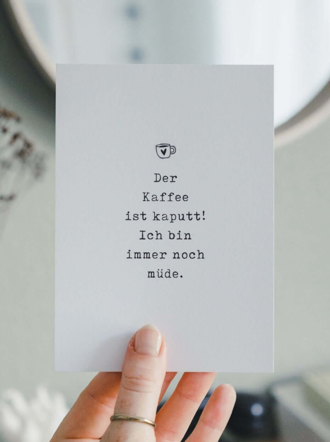 Postkarte mit Spruch und motiv Der Kaffee ist kaputt in schwarz weiss